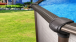 Piscine hors-sol ronde Melenia de 27 pi x 54 po – Dotée de margelles supérieures couleur bronze métallisé – Image 4
